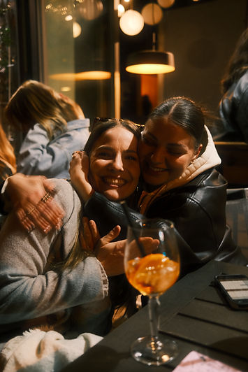 Zwei glückliche Gäste feiern ausgelassen bei einem privaten Event in fritzis Cafe & Bar Würzburg – deine exklusive Eventlocation für Partys und Geburtstage.