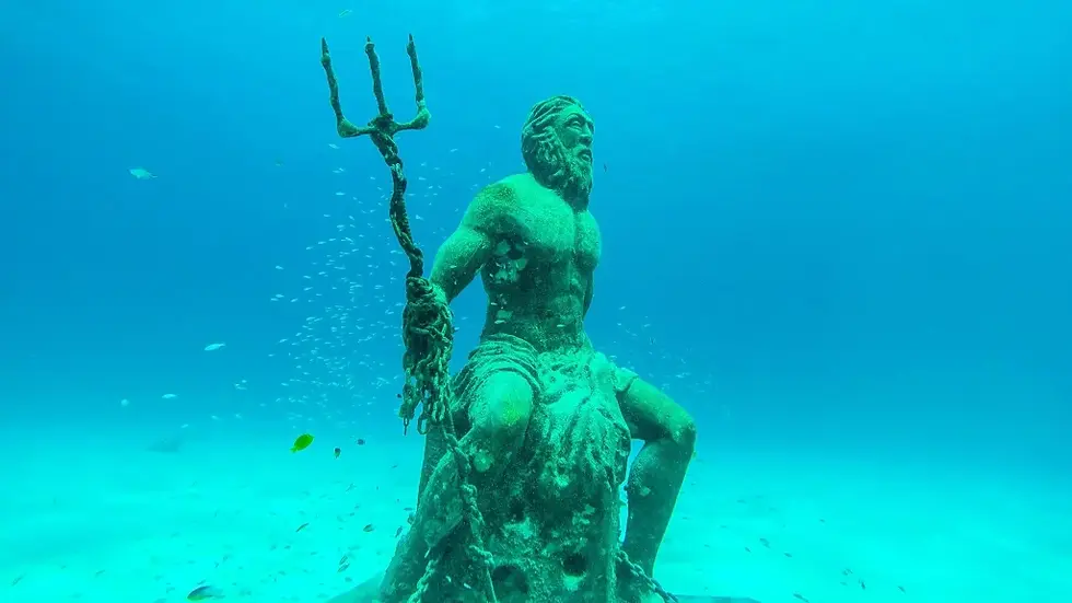 La estatua de Poseidón.