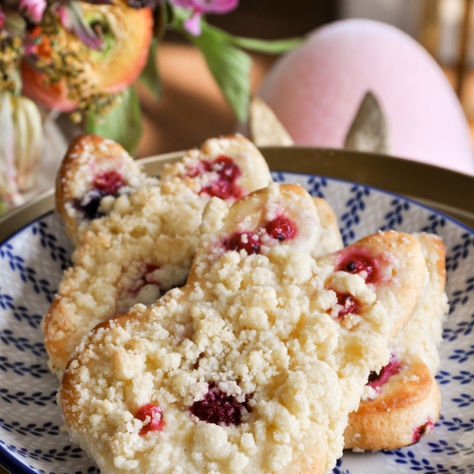 Gigi‘s Quark-Öl-Teig Häschen mit Pudding und Beeren