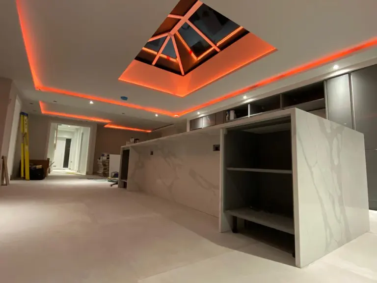 Extension with lantern roof illuminated by strip led lighting