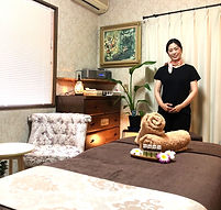 施術者が施術部屋を紹介している写真