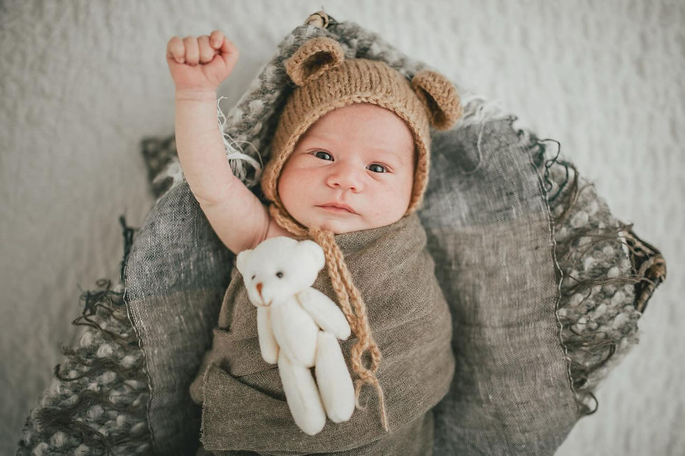 Newborn baby in a prop with package / rinasmilephotography