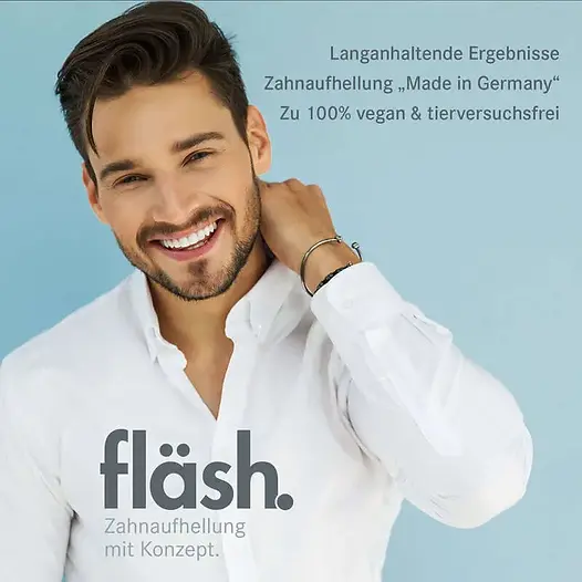 Das Bild zeigt einen lächelnden Mann mit ordentlich gestyltem Haar und Bart, der ein weißes Hemd trägt und vor einem hellblauen Hintergrund posiert. Der Text auf dem Bild ist in deutscher Sprache und wirbt für ein Zahnaufhellungsprodukt namens „fläsh“. Die Sätze erwähnen lang anhaltende Ergebnisse, Zahnaufhellung „Made in Germany“ und dass das Produkt zu 100 % vegan und frei von Tierquälerei ist. Die gesamte Szene hat eine saubere und frische Ästhetik.