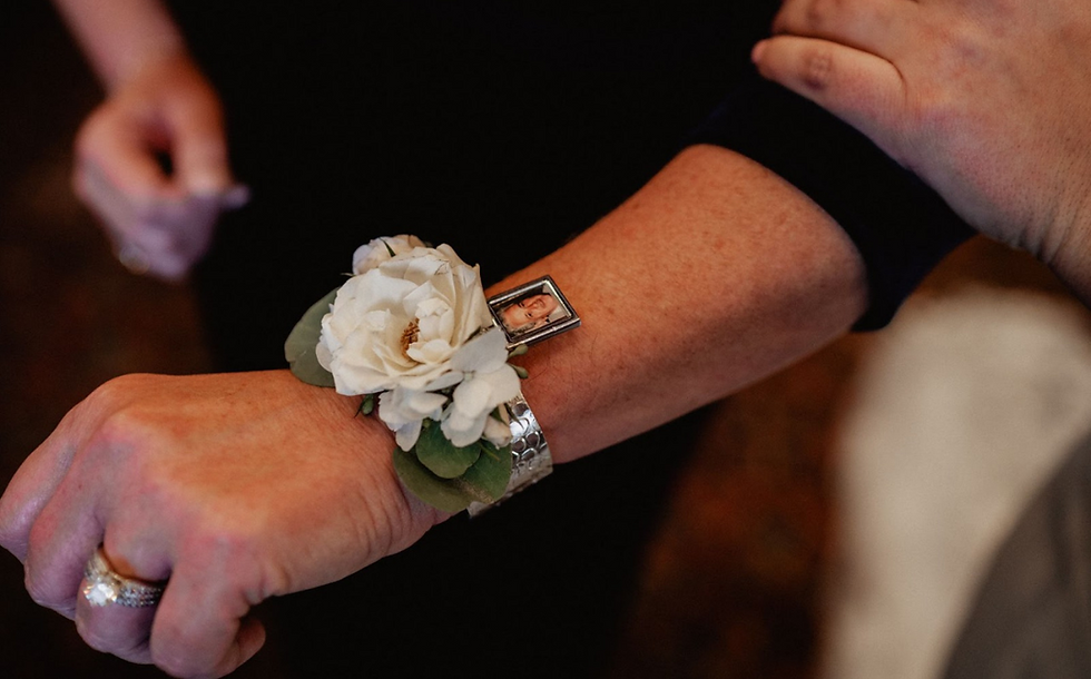 Honor passed loved ones at wedding, wedding heirloom
