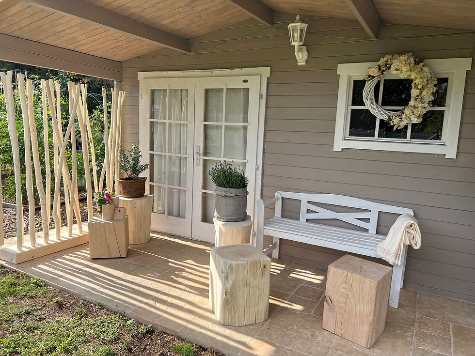 Zakázková výroba ze dřeva Holzmood – masivní stoličky a dřevěné dekorace na terase