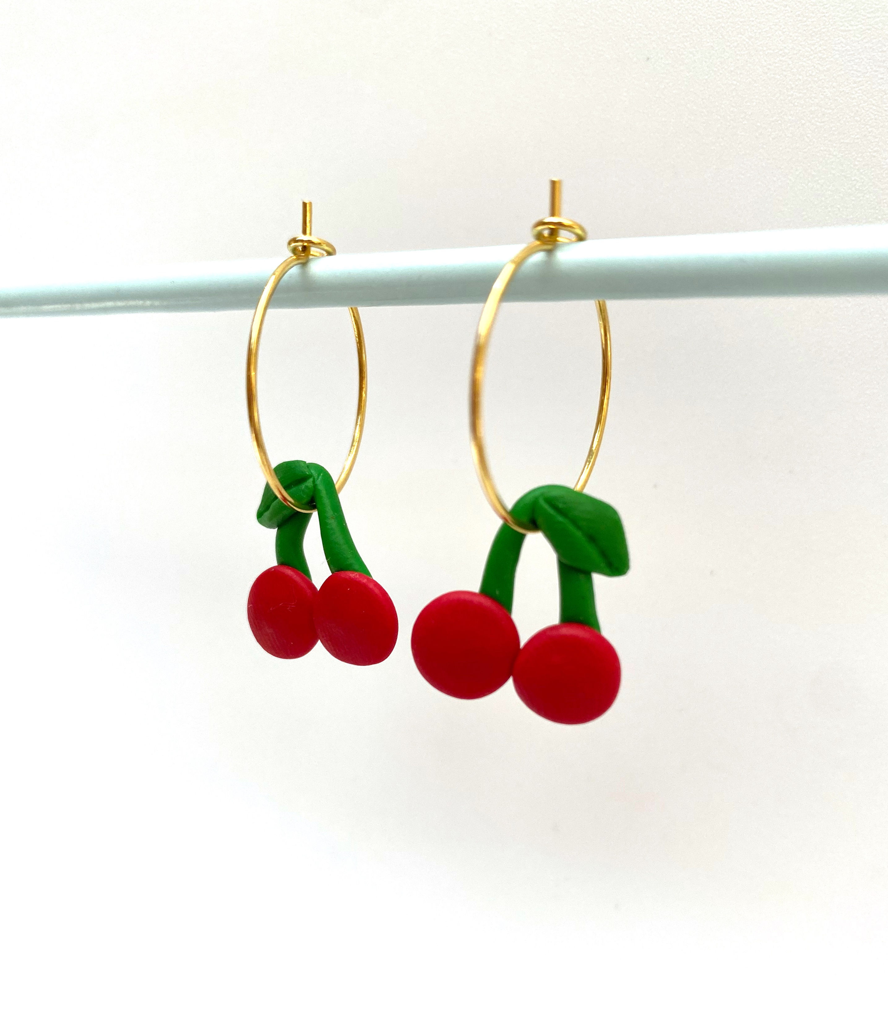 Pendiente cereza con aro dorado lateral