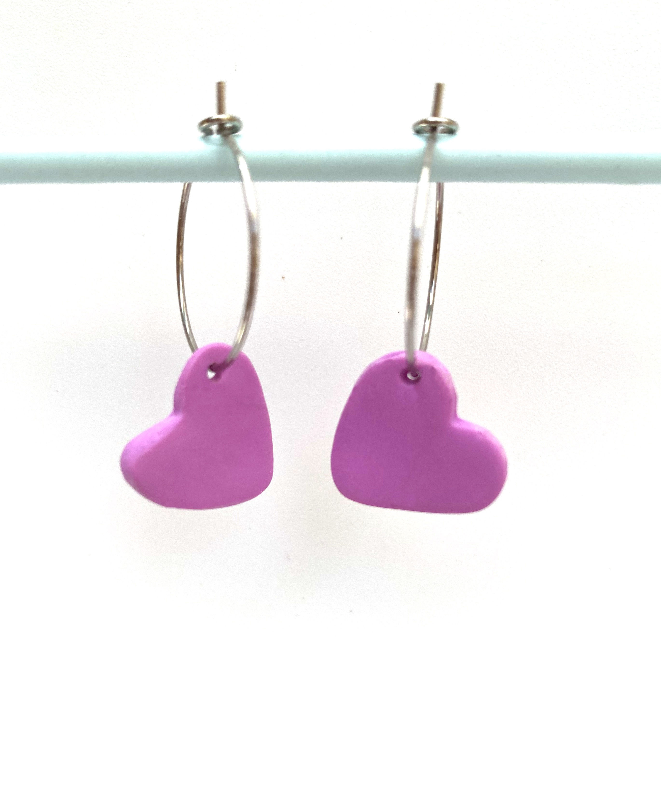 Pendiente corazón lila Belu detalle