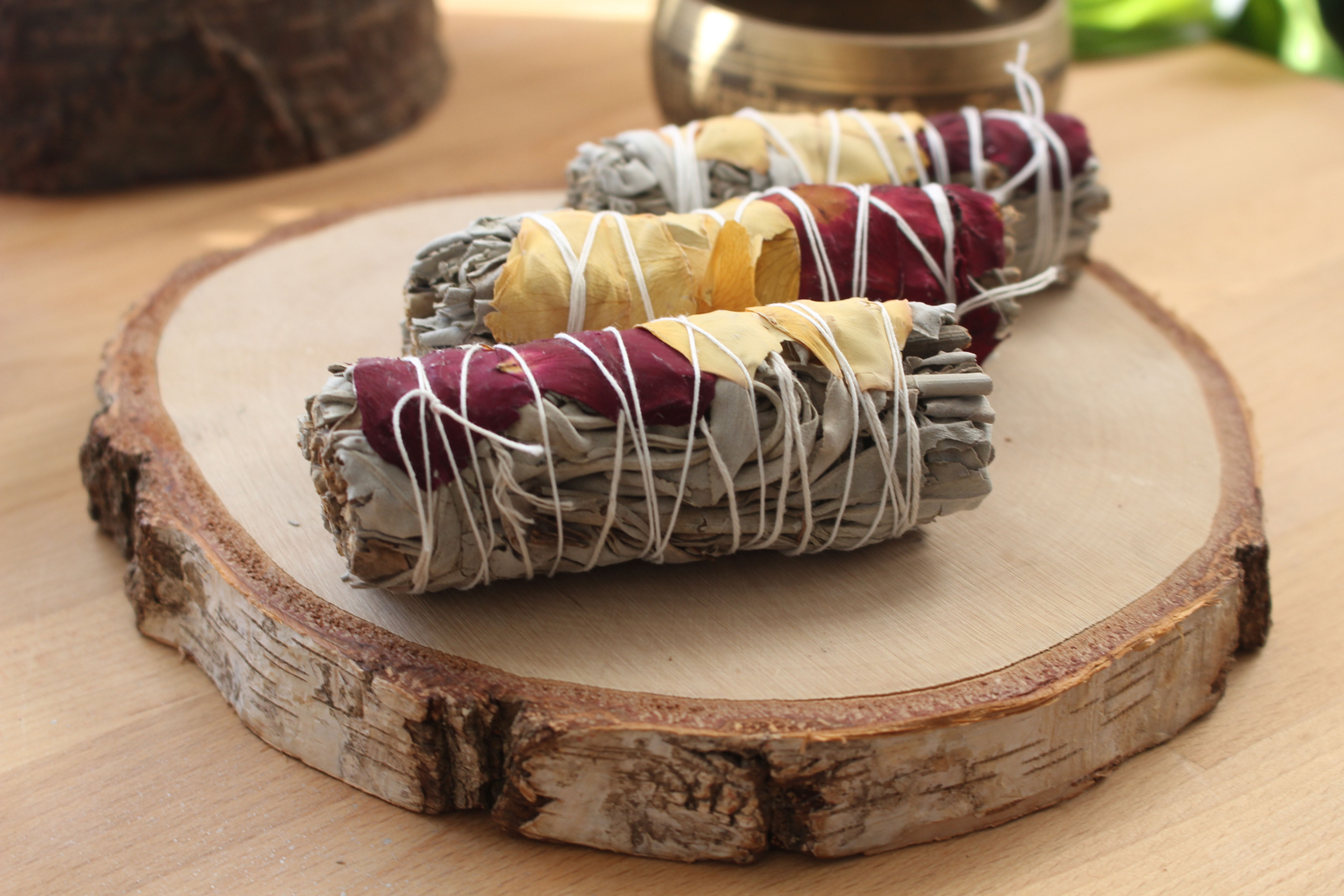 Bâton de sauge blanche et pétales de rose