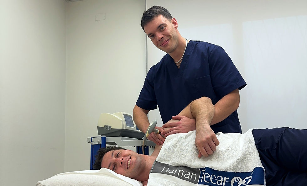 Fisioterapista che esegue una tecarterapia su un Paziente con dolore alla spalla