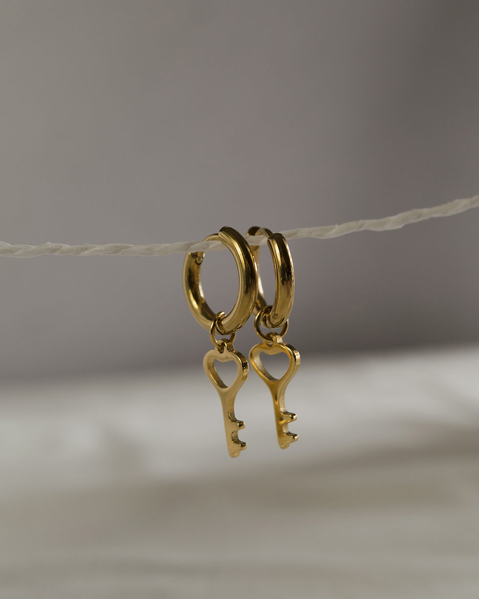 Thumbnail: Pendientes de acero dorados KEY | ARL DISEÑO DE AUTOR