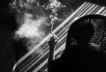 hombre fumando solo