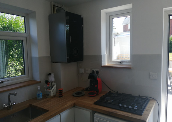 Solid wood worktop and acrylic splashback installation