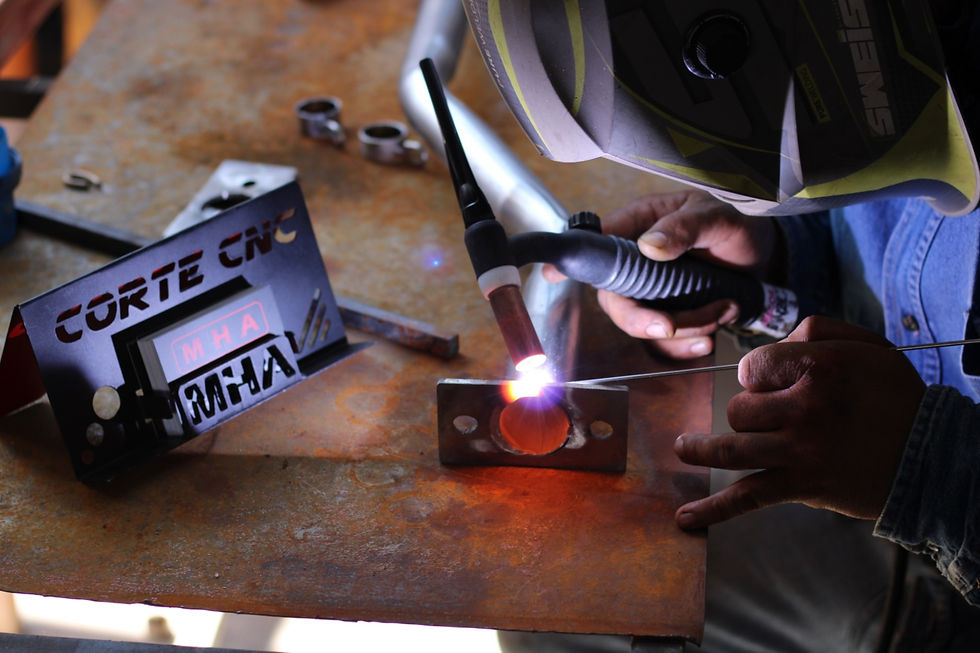 Soldador que utiliza la soldadura TIG para acero inoxidable.