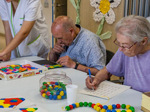 Persones usuàries de l'AVAN que pateixen Alzheimer realitzant exercicis de neurorehabilitació