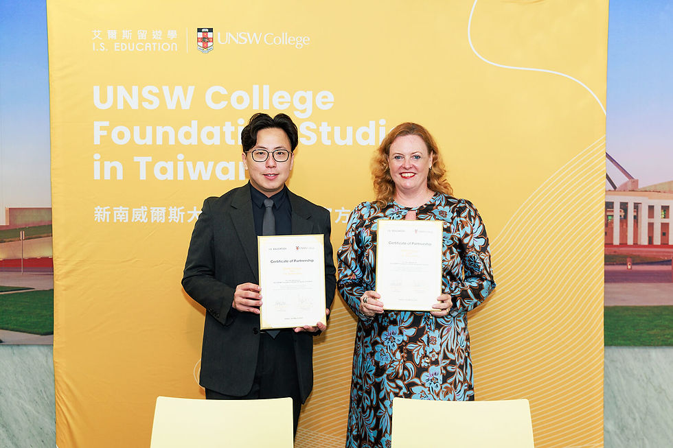 新南威爾斯大學學院 CEO Sarah Lightfoot 與台灣官方授權校區執行長黃健哲簽署官方合約