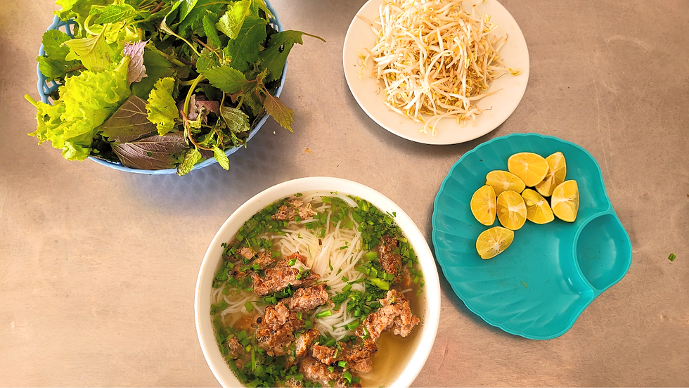 Vietnams berühmte Pho-Suppe wird zu unserem kulinarischen Highlight des Tages!