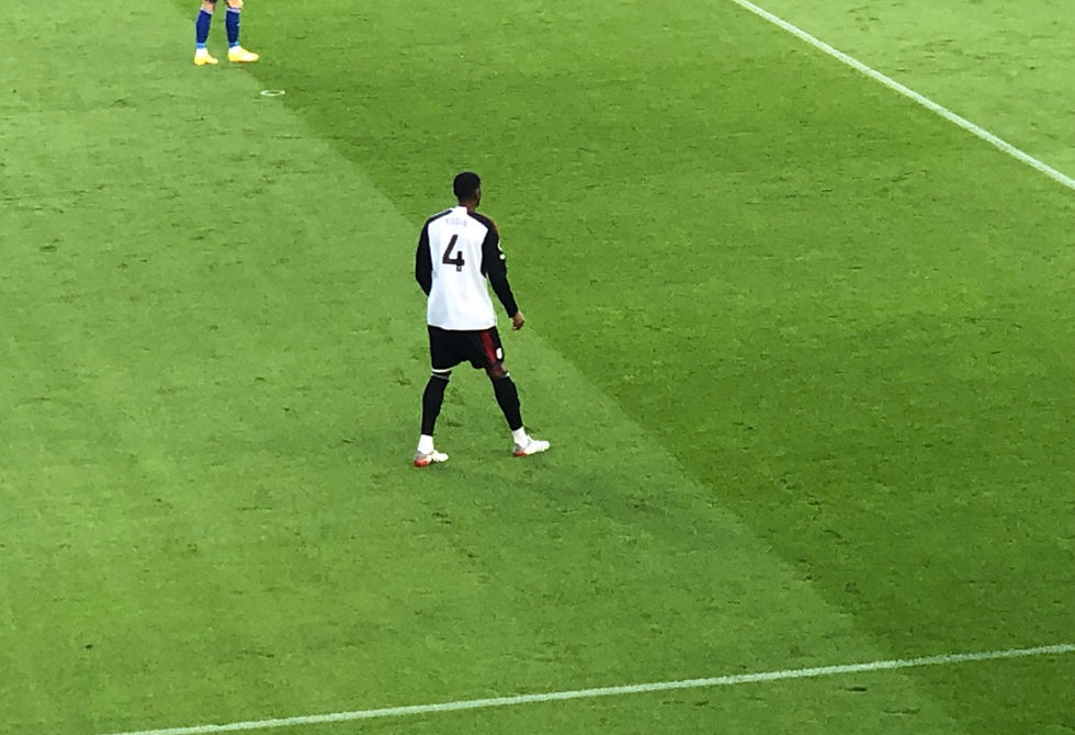 Tosin Adarabioyo futbol matçında müdafiə olunarkən