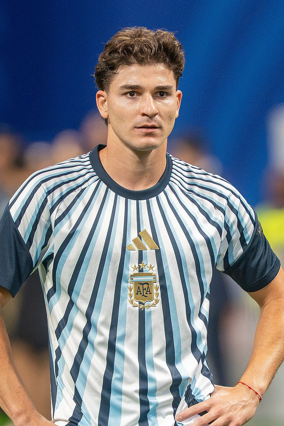 Julian Alvares Argentina millisinin forması ilə 2026