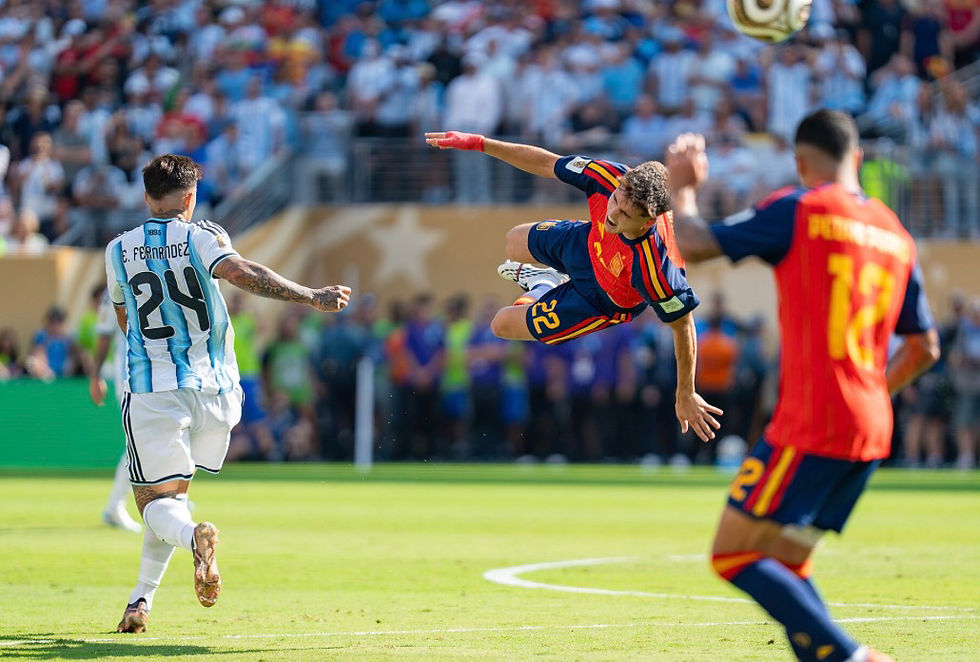 Argentina millisinin futbolçusu Enzo Fernandes İspaniya ilə oyunda Pau Kubarsi ilə mübarizə aparır