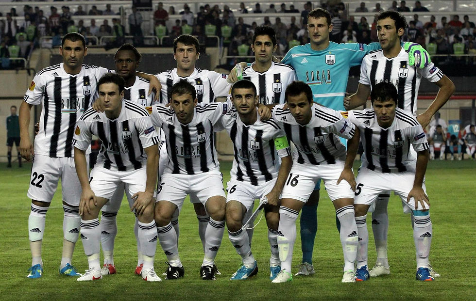 Neftçi PFK futbolçuları komanda şəklində