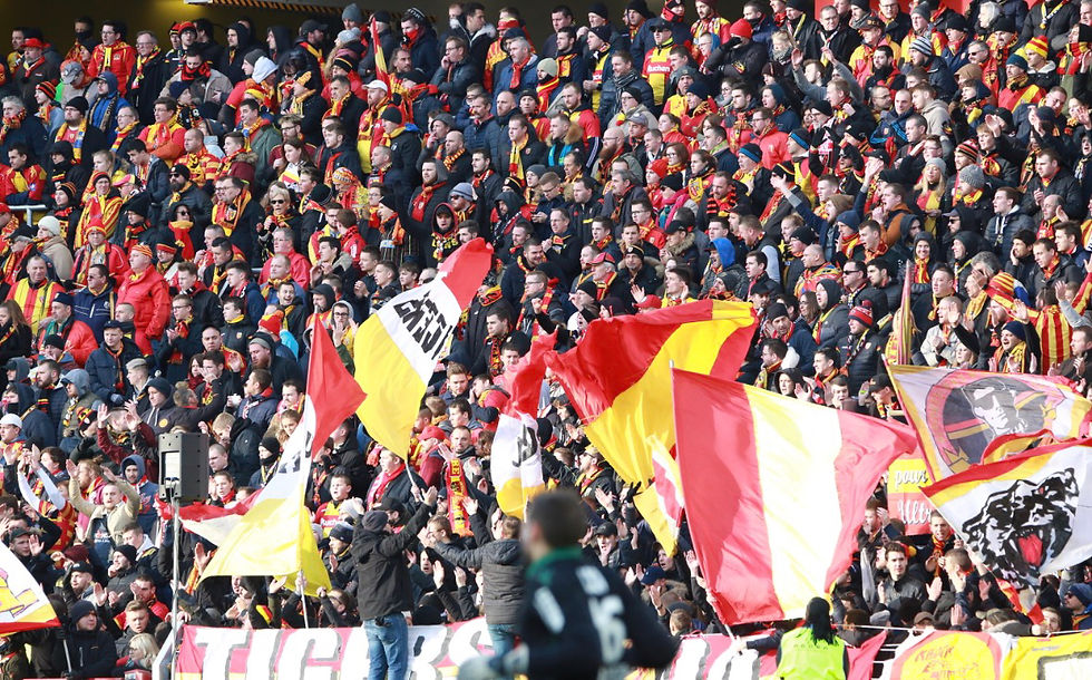Lens azarkeşləri Bollaert-Delelis stadionunda