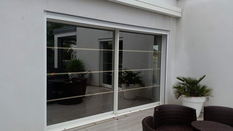 Pose d'une baie vitrée coulissante