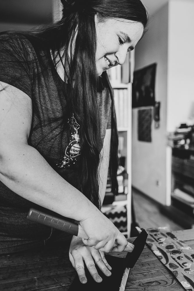 Eva Kodera während eines Buchbindeprojekts.