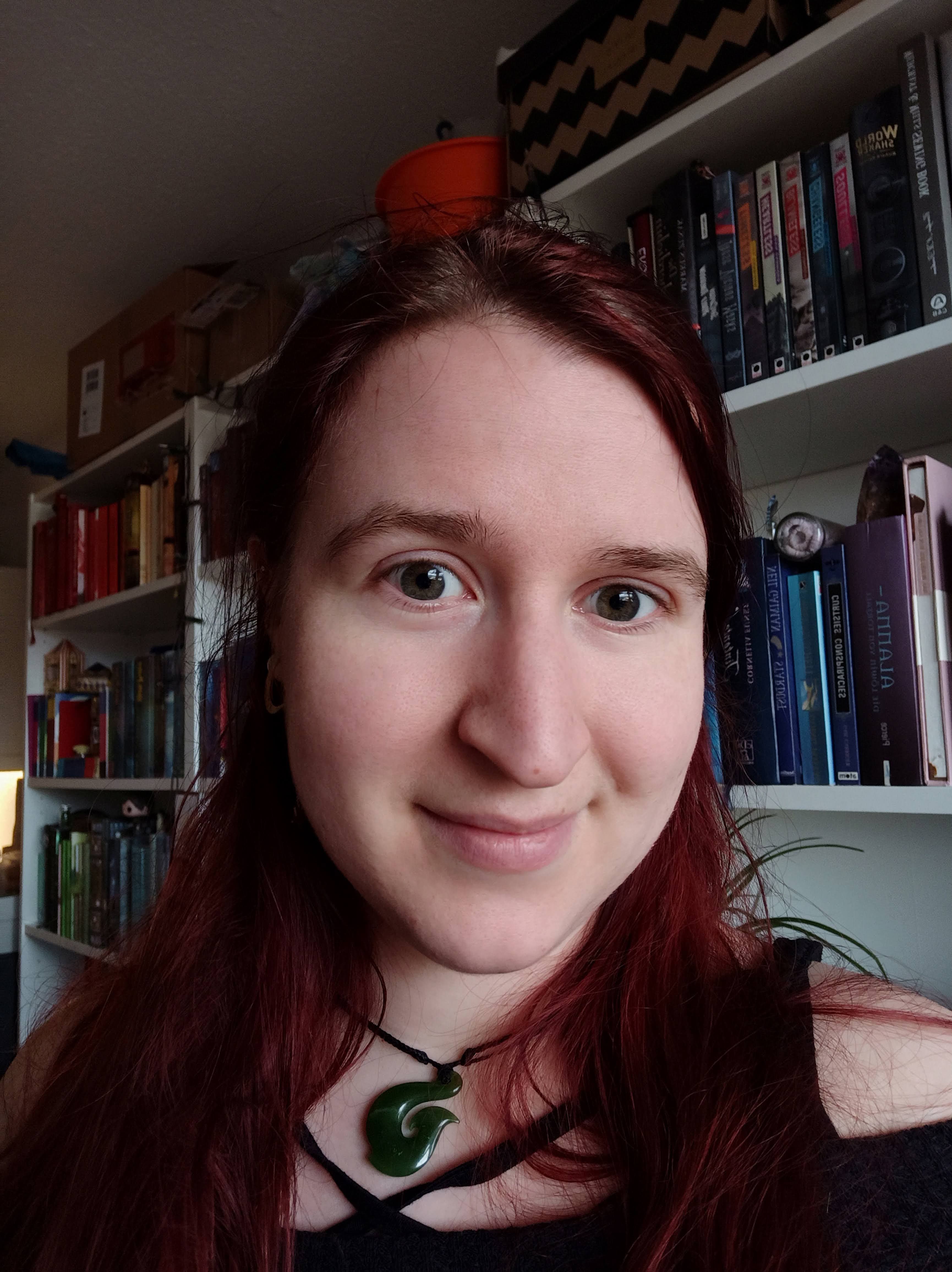 Porträt einer lächelnden Frau mit roten Haaren — Eva Luna Kodera, deutsche Buchbindermeisterin.