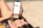 woman-beach-holding-smartphone copia.jpg
