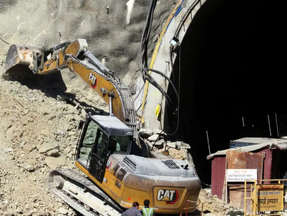 India: Rescuers plan new escape route for 41 trapped workers