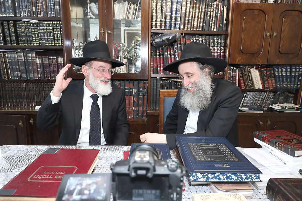 Rav Dovid Hofstedter discussing the Amud HaYomi Program with HaRav Isamar Garbuz 