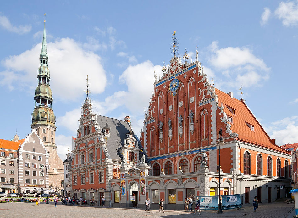 1920px-Plaza_del_Ayuntamiento,_Riga,_Let