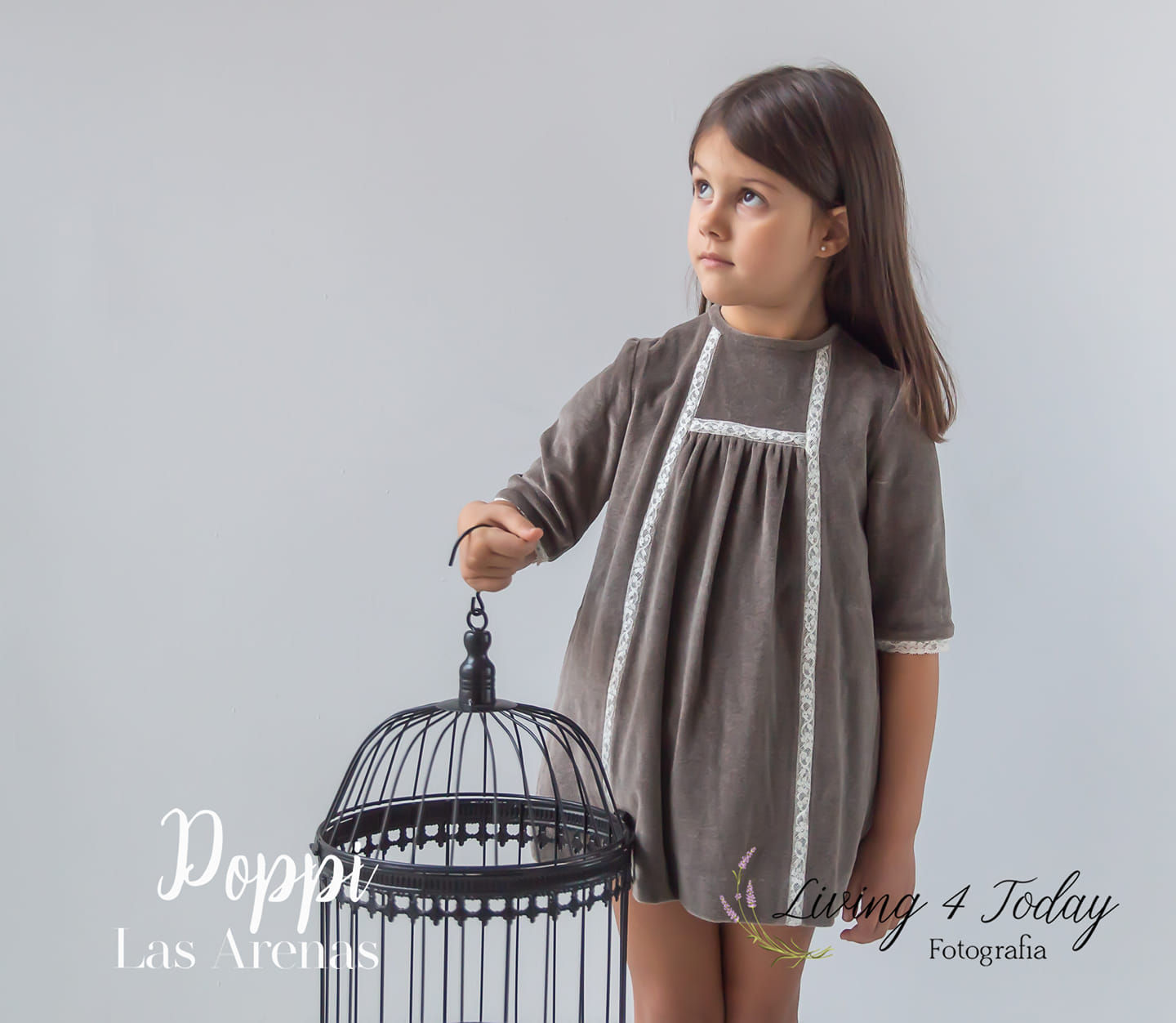 Vestido de terciopelo con detalles de puntilla en gris oscuro