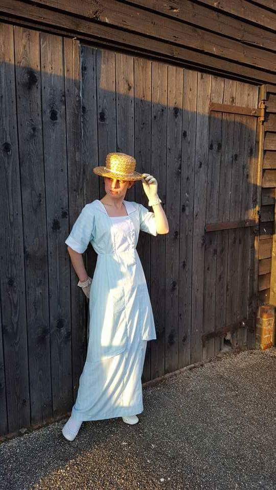 Lady wears 1914 style summer dress