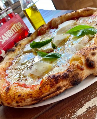 pizza%204%20fromages_edited.jpg