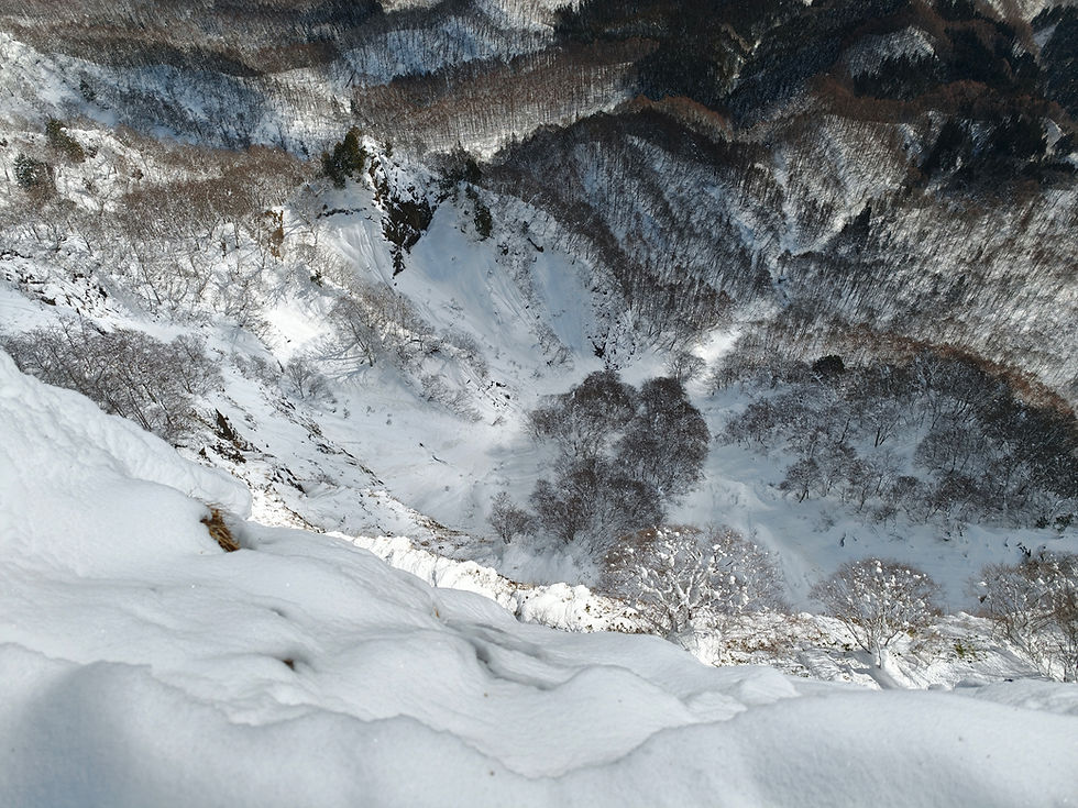 雪庇の先を覗く