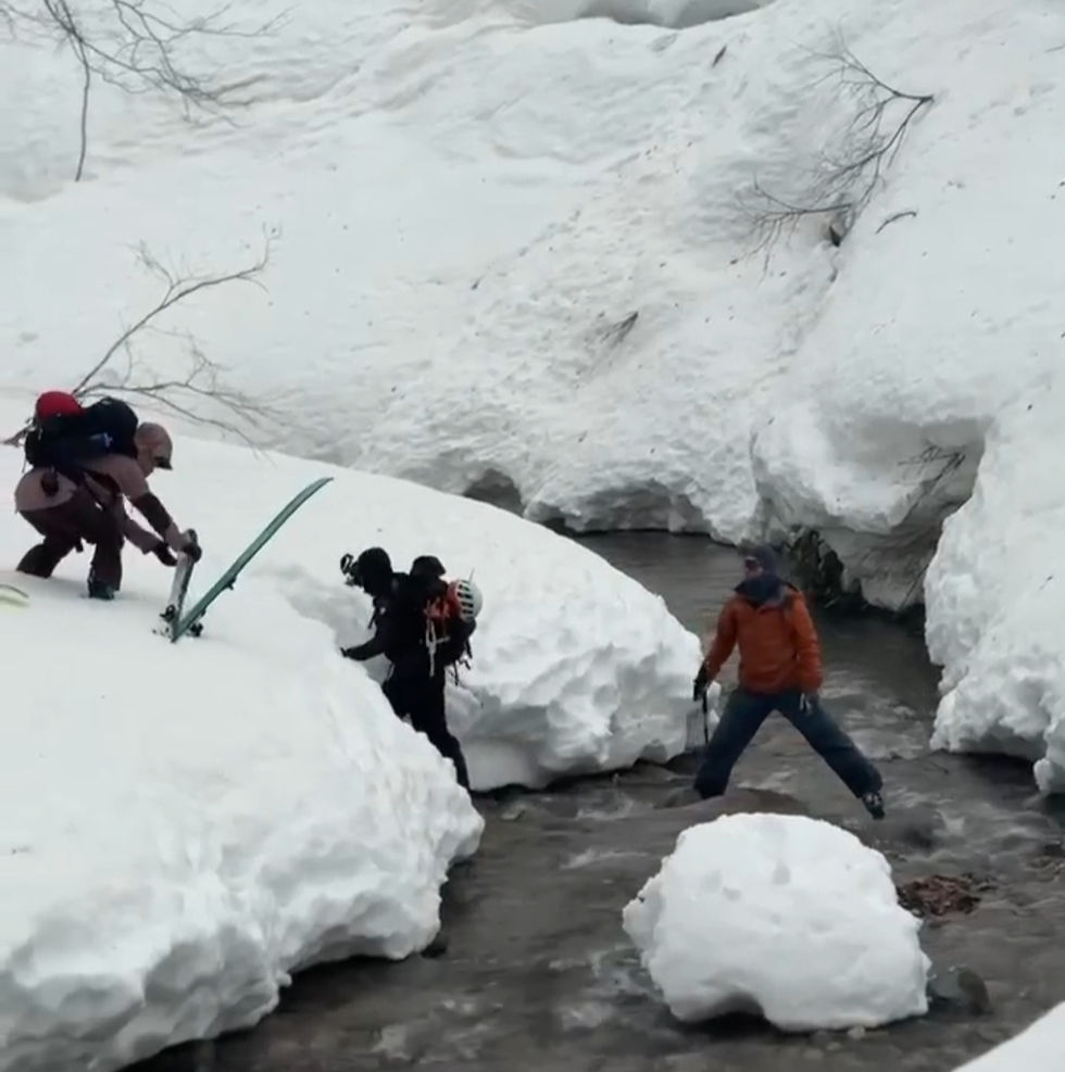 スノーブリッジはなく飛び石で川を渡る