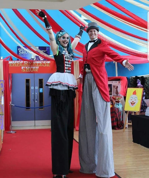 Professional stilt walker performing at a summer event – ideal for festivals, parties, and outdoor entertainment hire in the UK
