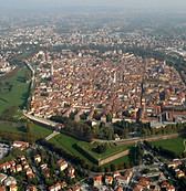 Veduta aerea di Lucca con le mura e i giardini