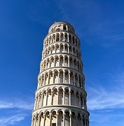 Torre di pisa in una bellissima giornata di sole