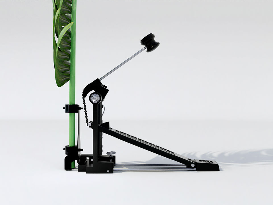 Pieza metálica diseñada adaptable a pedal de batería