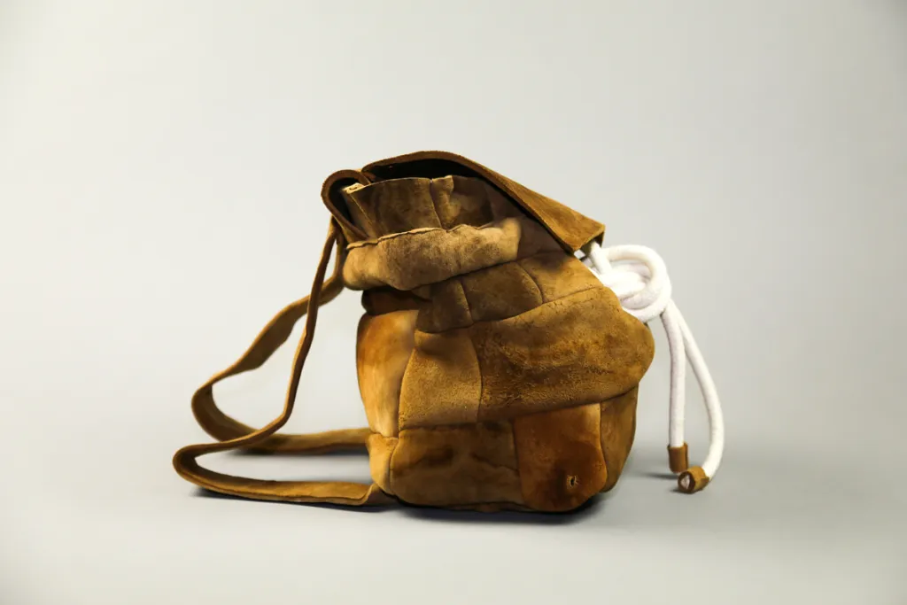 Mochila de micelio del proyecto "The Growing Lab" por Officina Corpuscoli