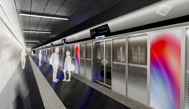 Vista general de puertas de andén diseñadas para Metro de Madrid en una estación de metro, integradas en el andén con señalización e información visual para los viajeros.