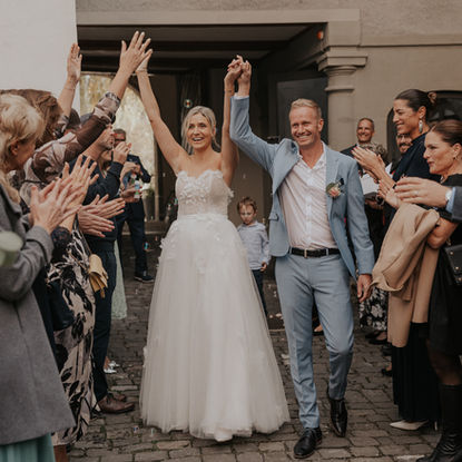 standesamtliche Trauung Schloss Thun, zivile Hochzeit Schloss Thun, Brautpaar geht durch den Spalier, Hochzeit Thun