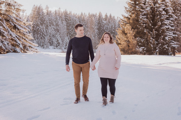 Schwangerschaftsshooting-im-Schnee-Kanton-Bern