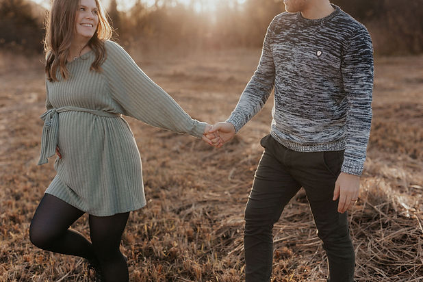 Schwangerschaftsshooting im Schilffeld (5).jpg