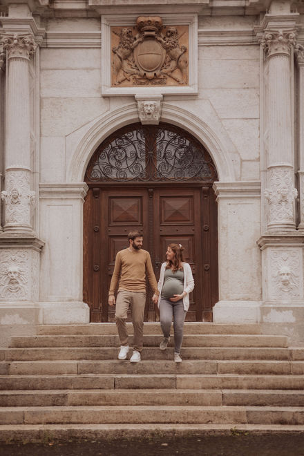 Schwangerschaftsshooting in der Stadt Solothurn bei Regenwetter.
Babybauchbild von Paar in Solothurn.