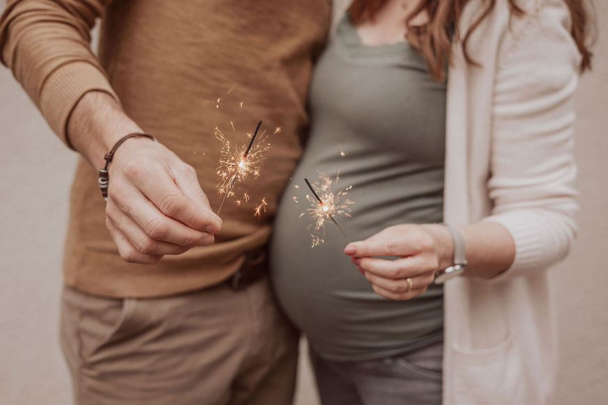 Schwangerschaftsshooting in der Stadt Solothurn bei Regenwetter.
Babybauchbild von Paar in Solothurn.