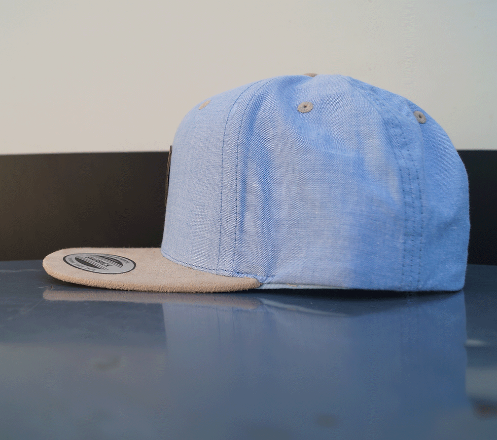 Thumbnail: Casquette snapback tissus jean clair et daim cuir végan