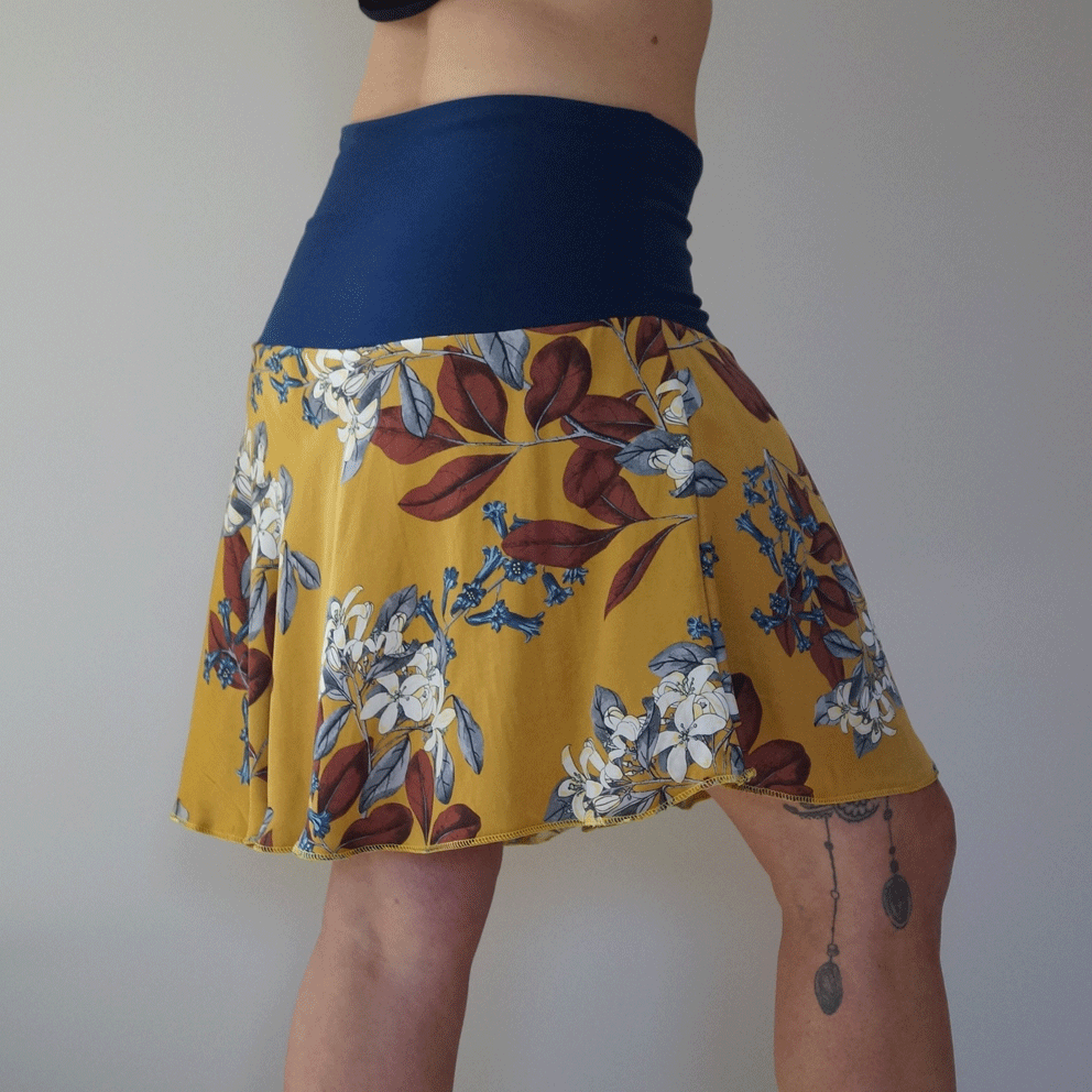 Jupe courte | Moutarde et bleu | Fleurs satin